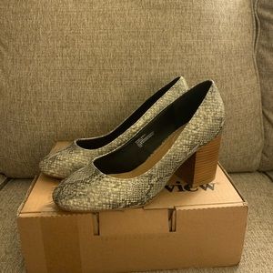 Comfortview snake skin heel